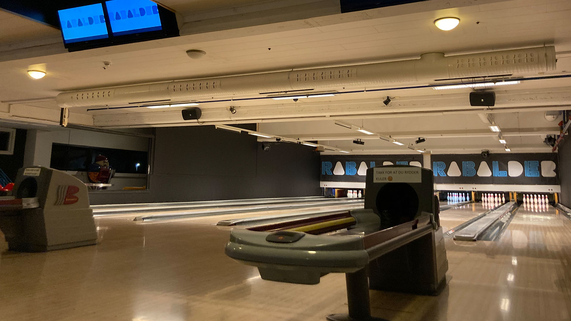 Bowling-hallen hos Rabalder Røros — banene strekker seg innover lokalet, RABALDER-veggen i cyan og hvitt bakerst
